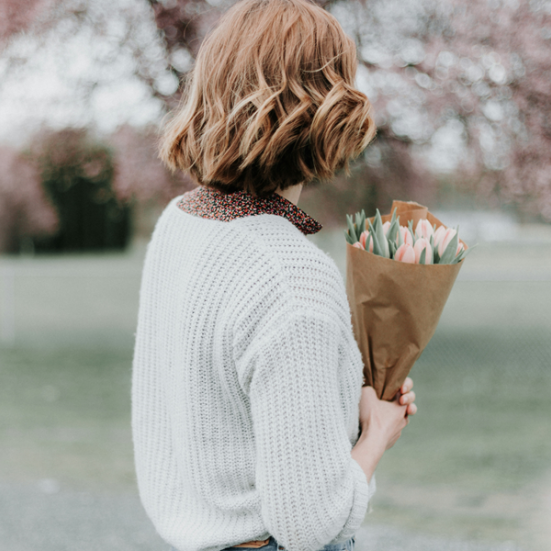 Billede af kvinde med buket